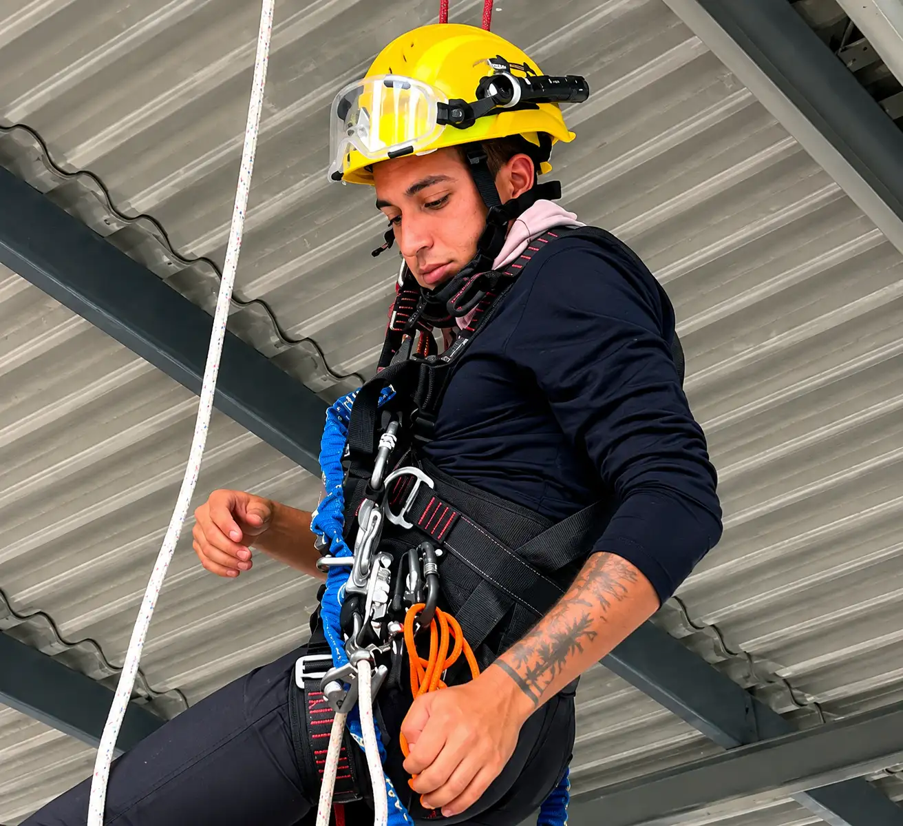 Foto ilustrativa de instrutor parceiro em ambiente operacional