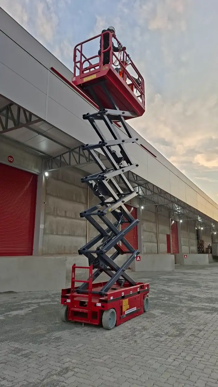Treinamento NR-18 realizado na Pichau em Joinville com plataforma elevatória.